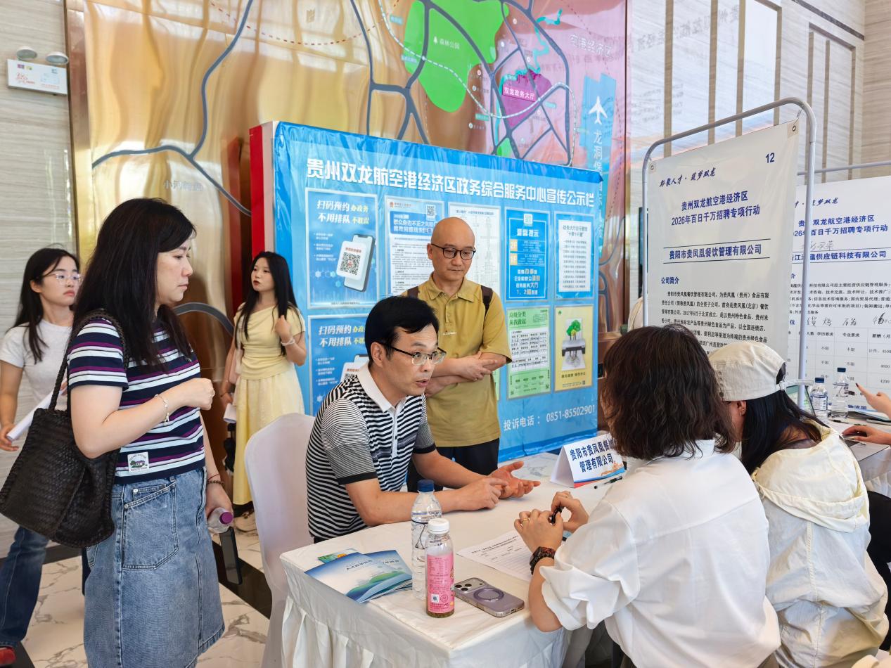 毕业班辅导员李德健一行四人
