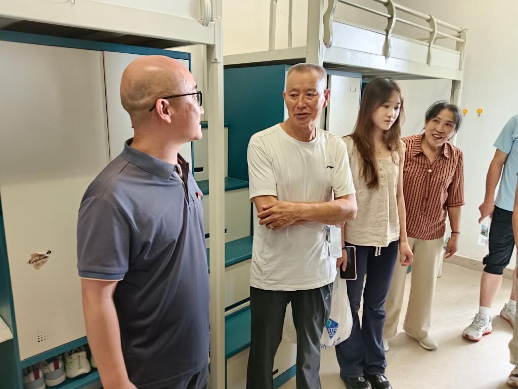 班助在报到点细致核对信息